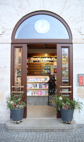 Eingang der Mohren-Aporheke in Halle mit PF